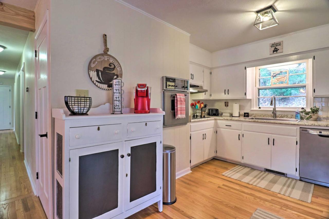 Updated Marshall Home With Fire Pit And Game Room! 외부 사진
