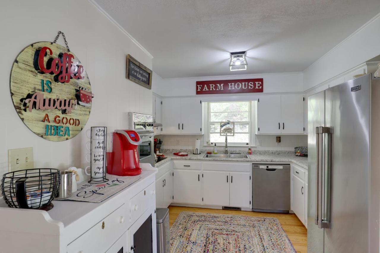 Updated Marshall Home With Fire Pit And Game Room! 외부 사진