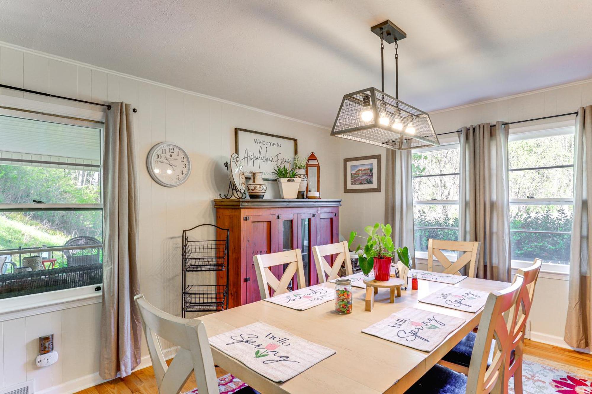 Updated Marshall Home With Fire Pit And Game Room! 외부 사진