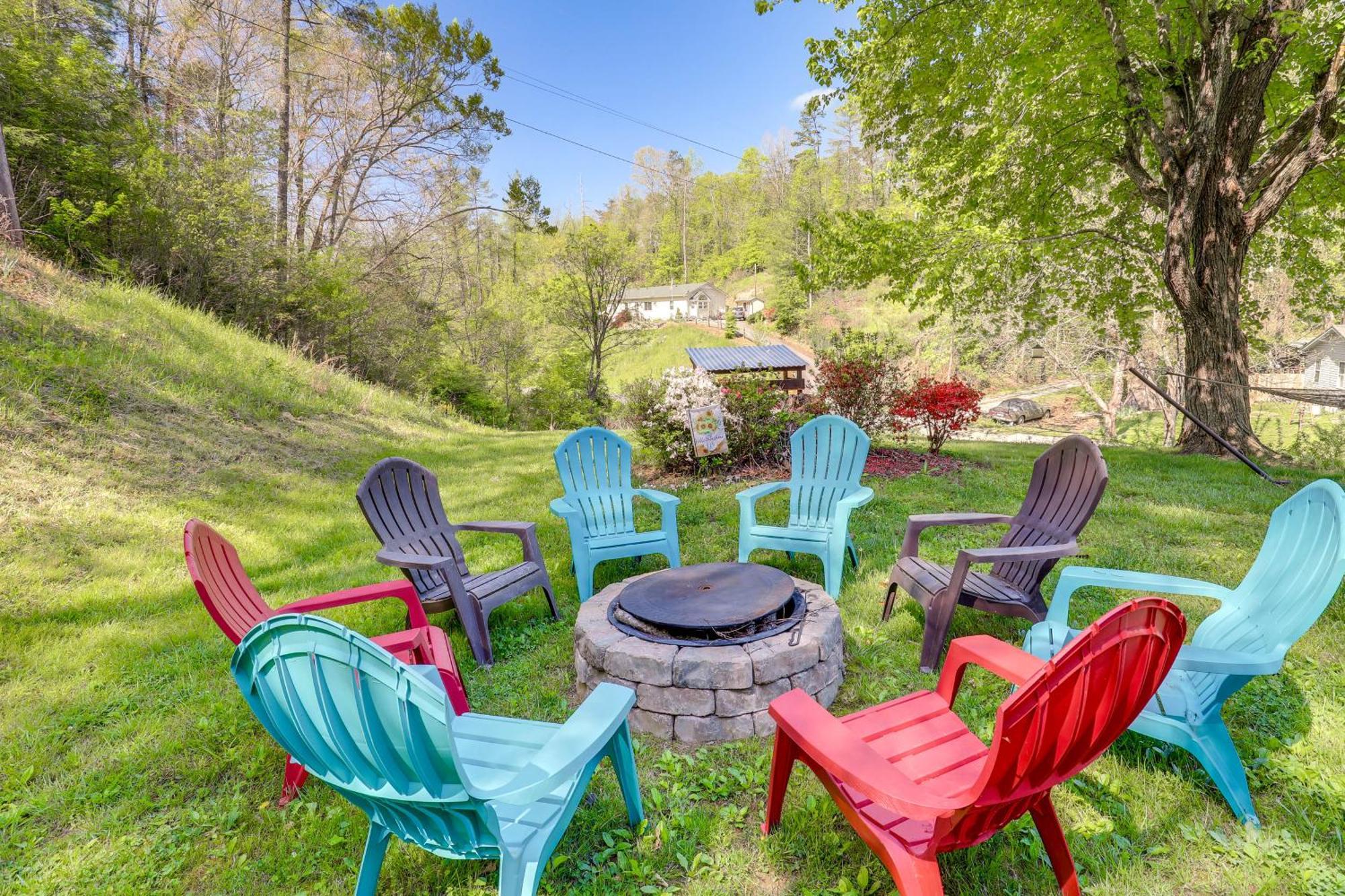 Updated Marshall Home With Fire Pit And Game Room! 외부 사진