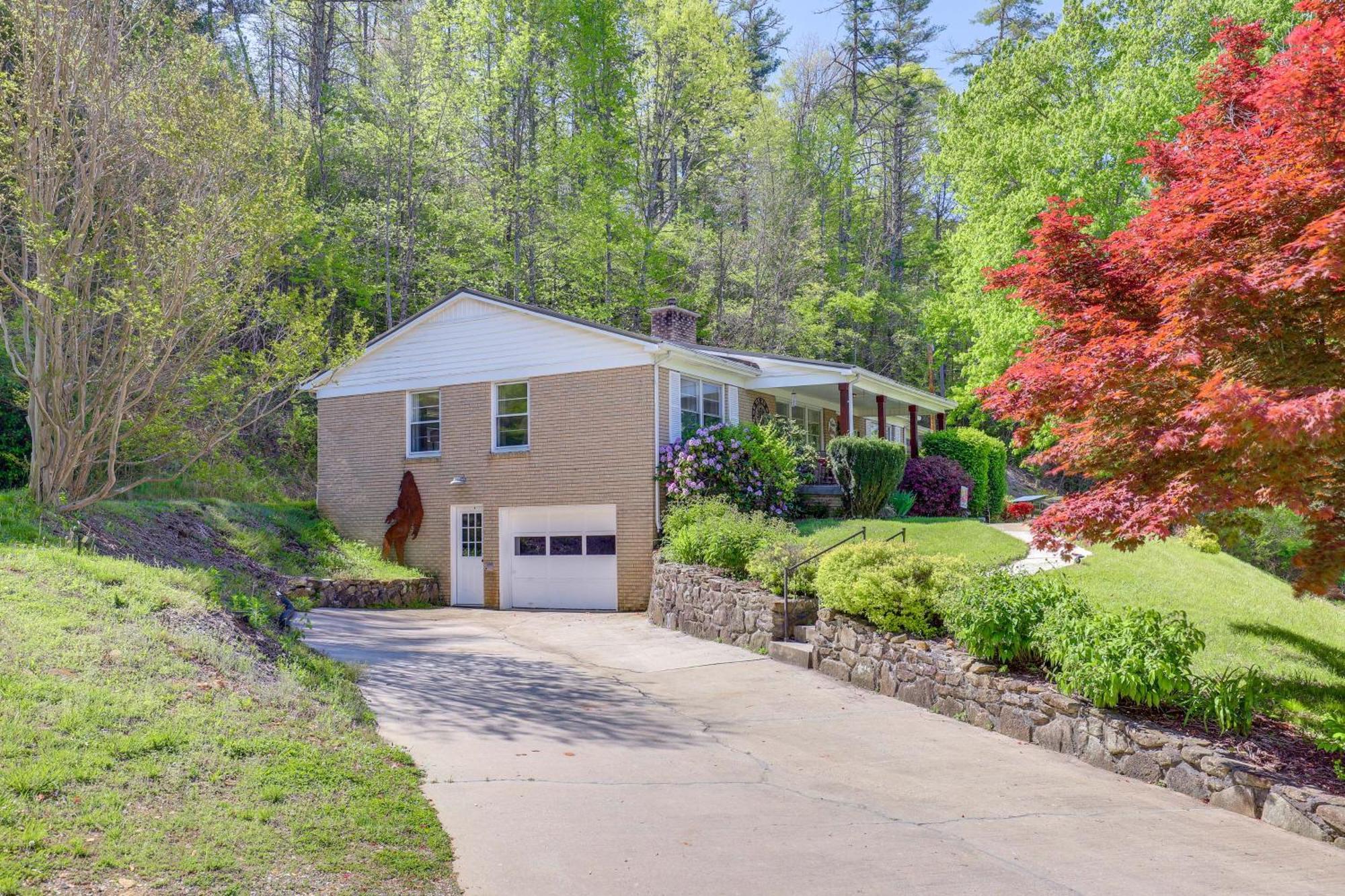 Updated Marshall Home With Fire Pit And Game Room! 외부 사진