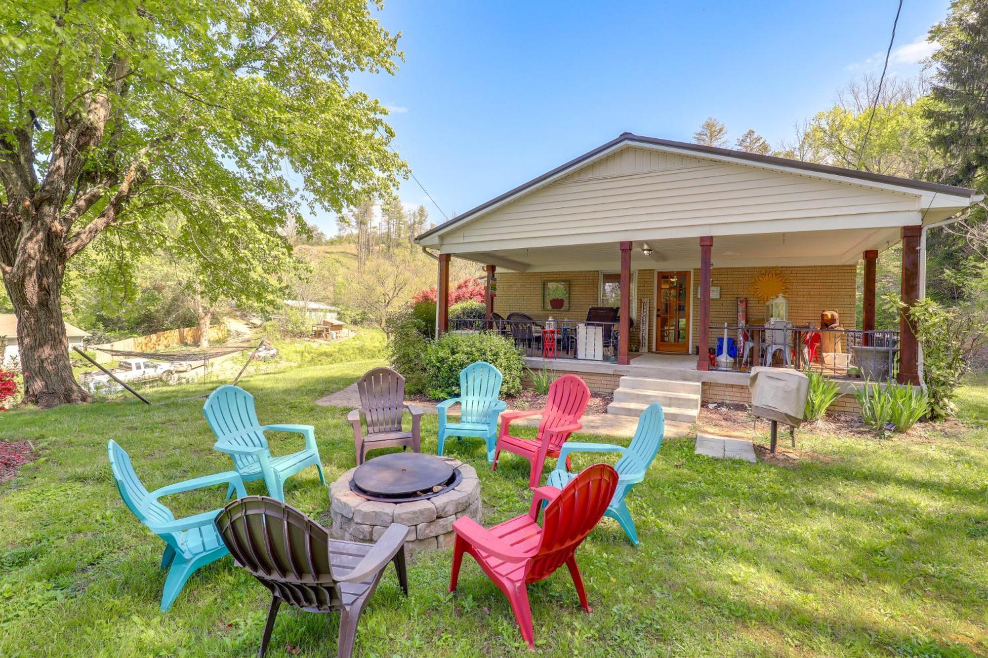 Updated Marshall Home With Fire Pit And Game Room! 외부 사진